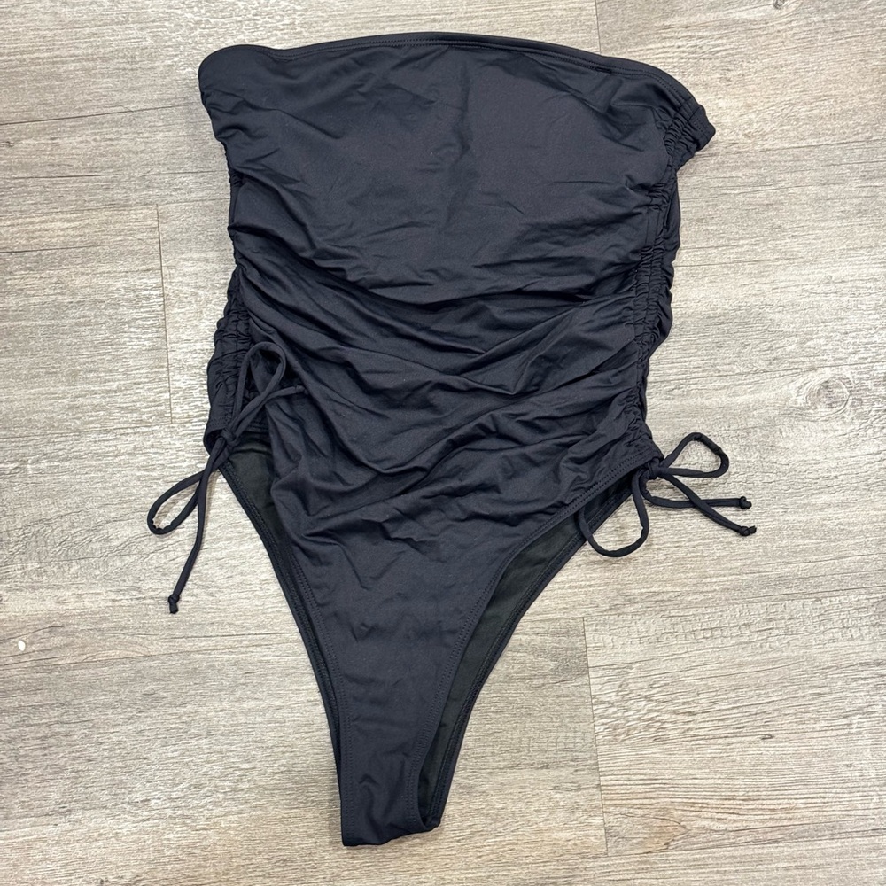 Elegant Black Ruched strapless Women's Swimsuit